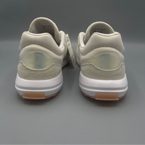 Adidas Women's Retrorun Running Shoe, ChalkWhite/Chalk White/Halo Mint, Size 9 - Picture 7 of 16